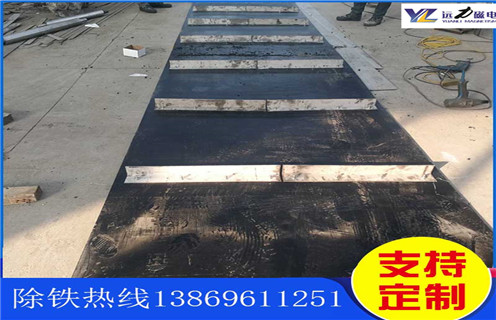 不銹鋼除鐵器皮帶廠家服務(wù)湖南皮帶懸掛式除鐵器，除鐵器卸鐵皮帶主要是安裝在各個型號的電磁、永磁自卸式除鐵器上，當輸料皮帶上的散狀物料經(jīng)過自卸除鐵器底部時，混雜在物料中的鐵磁性雜質(zhì)在除鐵器磁芯強大的磁場力作用下被吸附到除鐵器卸鐵皮帶上，由不停運轉(zhuǎn)的卸鐵皮帶將吸附住的鐵雜質(zhì)刮出，卸進集鐵箱，從而達到自動連續(xù)除鐵的目的。無需人工清理，實現(xiàn)了自動化除鐵。  一、不銹鋼除鐵器皮帶廠家服務(wù)湖南皮帶懸掛式除鐵器選型指南：  1.提供卸鐵皮帶準確的帶寬、周長及厚度。  2.了解清楚所需卸鐵皮帶為一次性成型的環(huán)帶還是帶接頭式的，其次確認卸鐵刮板為膠條一體式刮板還是不銹鋼刮板。  注：一般情況下，除鐵器生產(chǎn)廠家在生產(chǎn)除鐵器時用的是一次性成型的環(huán)帶，但用戶在后期更換時，一次性成型的環(huán)帶不方便更換及安裝，需將除鐵器大拆大卸，套上卸鐵皮帶之后，然后重新組裝，更換非常麻煩。帶接頭式的卸鐵皮帶就很大程度上解決了這一問題，省去了拆裝除鐵器的過程，只需要將皮帶安裝之后在接頭處對接即可,省時省力，結(jié)實耐用。  二、不銹鋼除鐵器皮帶廠家服務(wù)湖南皮帶懸掛式除鐵器  除鐵器接通電源后，勵磁系統(tǒng)產(chǎn)生強大的磁場，當輸送機械上的散狀物料經(jīng)過除鐵器下方時，混雜在物料中的鐵磁性雜物，在除鐵器磁場力作用下被不斷吸起(鐵磁性雜物重量為0.1-25kg)，吸附在除鐵器下表面上，當需要除去吸附在除鐵器上的鐵磁性雜物時，可將除鐵器移至集鐵箱上方，切斷勵磁電源設(shè)備磁場消失，鐵磁性雜物在重力作用下掉入集鐵箱中。