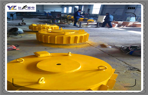 江西RCDC-8電磁除鐵器原理生產廠家_選型_河北江西RCDC-8電磁除鐵器原理生產廠家工作原理_價格，RCDC系列風冷自卸式電磁除鐵器，是在RCDA系列風冷懸掛式電磁除鐵器的基礎上增加了驅動電機、滾筒、帶刮板的卸鐵膠帶等組成的卸鐵機構。在工作過程中卸鐵機構自動將卸鐵皮帶上吸附的鐵磁性物質拋到除鐵器以外的集鐵箱內，無需停電人工清理，實現了除鐵自動化。  一、江西RCDC-8電磁除鐵器原理生產廠家_選型_河北江西RCDC-8電磁除鐵器原理生產廠家工作原理_價格  1、在鋼鐵廠、水泥廠、多用于礦渣除鐵和保護輥壓機、立磨、破碎機等重要設備。  2、計算機模擬設計。  3、結構簡單，易維護。  4、磁場強、功率大、磁透深度大。  5、采用軸流風機散熱線效果良好，電磁線圈溫升低。  6、用于輸送膠帶上任何物料的除鐵，對各種型號的破碎機、磨機等設備起著可靠的保護作用。