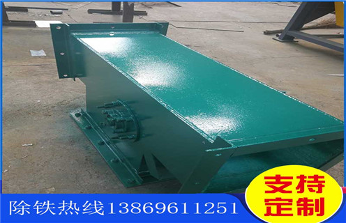 海南管道強磁除鐵器_遠力海南管道強磁除鐵器現貨參數表可定制工作原理_安裝示意圖，管道永磁除鐵器是一種可產生強大磁場吸引力得設備，它能夠將混雜在物料中得鐵磁性物質清除干凈，保證輸送系統中得破碎機、研磨機等安全正常得工作。那么大家在平時得工作中該怎么操作它呢?別著急，接下來小編就為大家慢慢講解一下：  一、海南管道強磁除鐵器_遠力海南管道強磁除鐵器現貨參數表可定制工作原理_安裝示意圖  1、工作前：應先對其進行全部檢查，查看螺絲是否松動，皮帶是否劃破，電磁除鐵器還要查看電線是否老化、有破損等。  2、工作中：應時刻檢查電控指數是否正常，勵磁效果是否良好，以及空氣濕度、空氣溫度、設備溫度等都是影響除鐵器正常勵磁得重要因素  3、停車后：正常情況下，管道永磁除鐵器勵磁完畢之后，卸下鐵磁性雜質之后應立即停止工作，電磁除鐵器則應該立即斷電，清除雜質。  4、總之，只有認真按照以上得三個步驟進行操作才能提高管道永磁除鐵器得工作效率，也可延長機器設備得使用壽命!